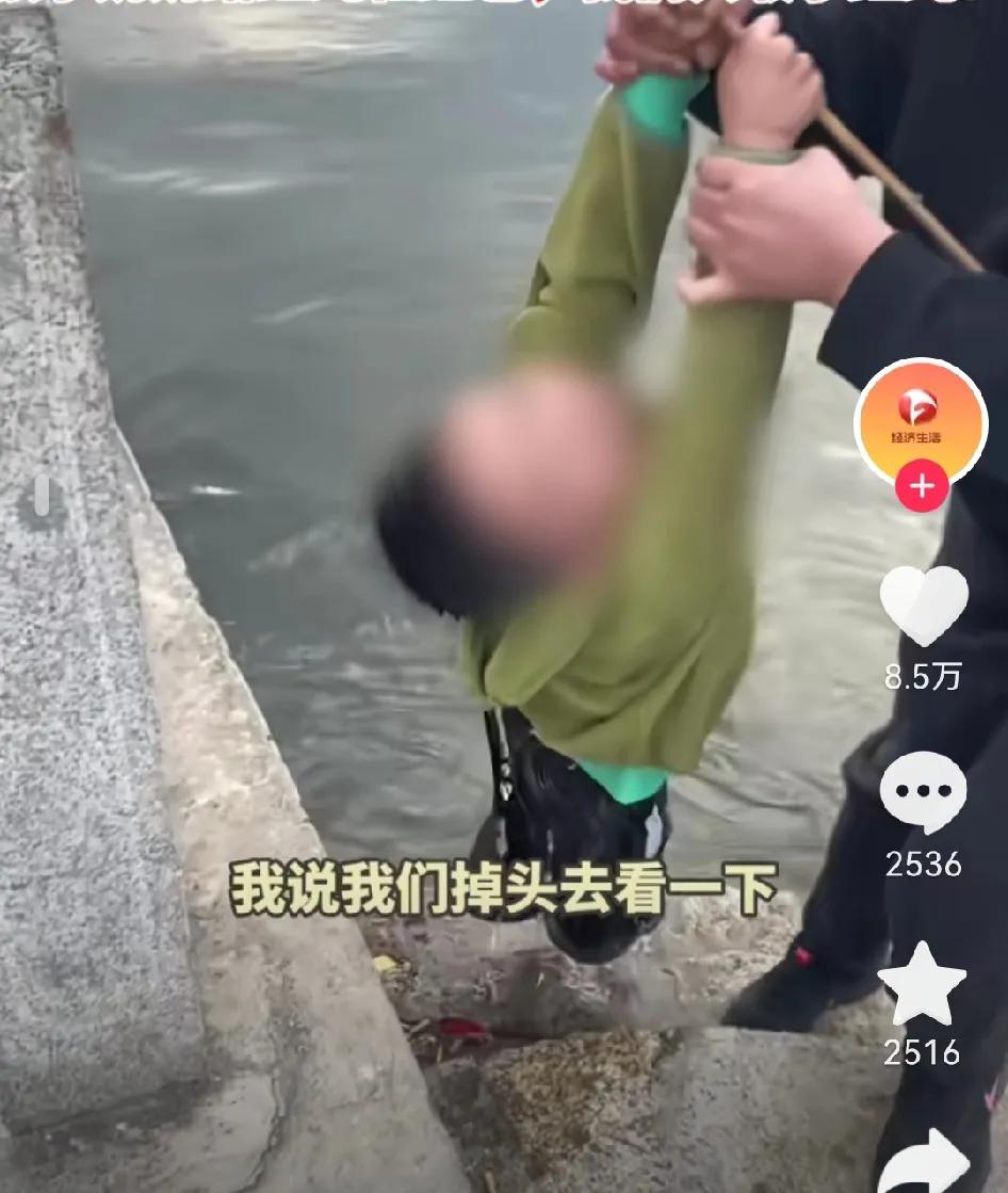 广东，一个小孩池里溺水，5岁左右，一对路过的夫妻看到他的时候，他就只剩一只手在水