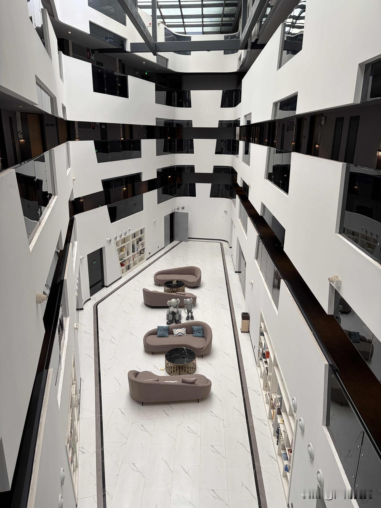 五一带孩子一起出来旅游住在亚朵酒店，第二天早上一家人围坐用餐。这时候人群中，一位