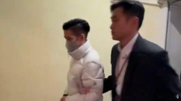 凤凰新闻【香港廉政公署就火灾拘捕两人，现场画面曝光】香港廉政公署28日拘捕负责监