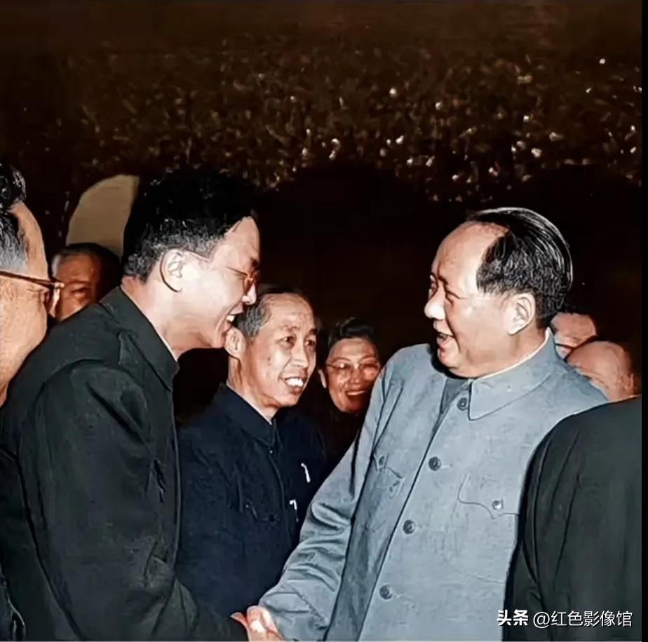 毛主席与华罗庚，李四光，李政道，杨振宁，朱光亚，钱学森等科学家亲切握手！