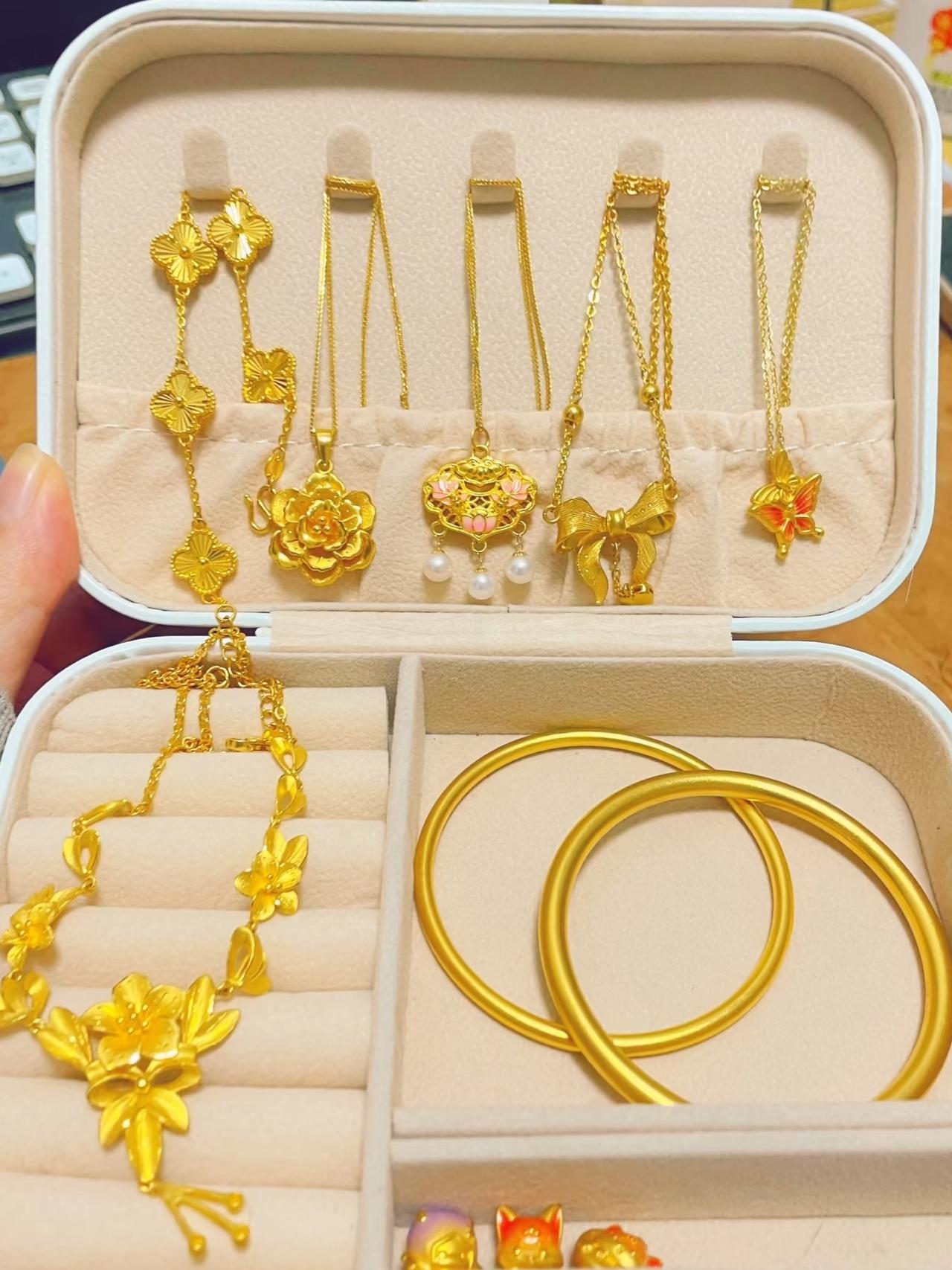 我闺蜜在金店干了3年，
她说现在让人心慌的，
不是金价多高，而是
11月过后最好