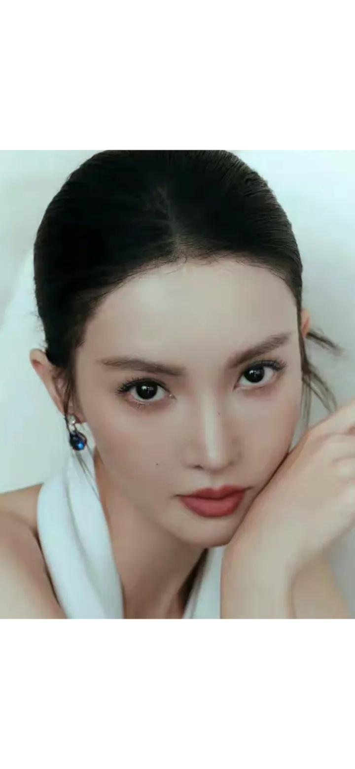 金晨《花少》风波启示：娱乐圈合作需深思熟虑

金晨参加《花儿与少年》节目后，陷入