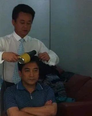 朱军和水均益的一张合影，才华横溢的朱军在细心地给水均益弄头发。看朱军这认真样，果