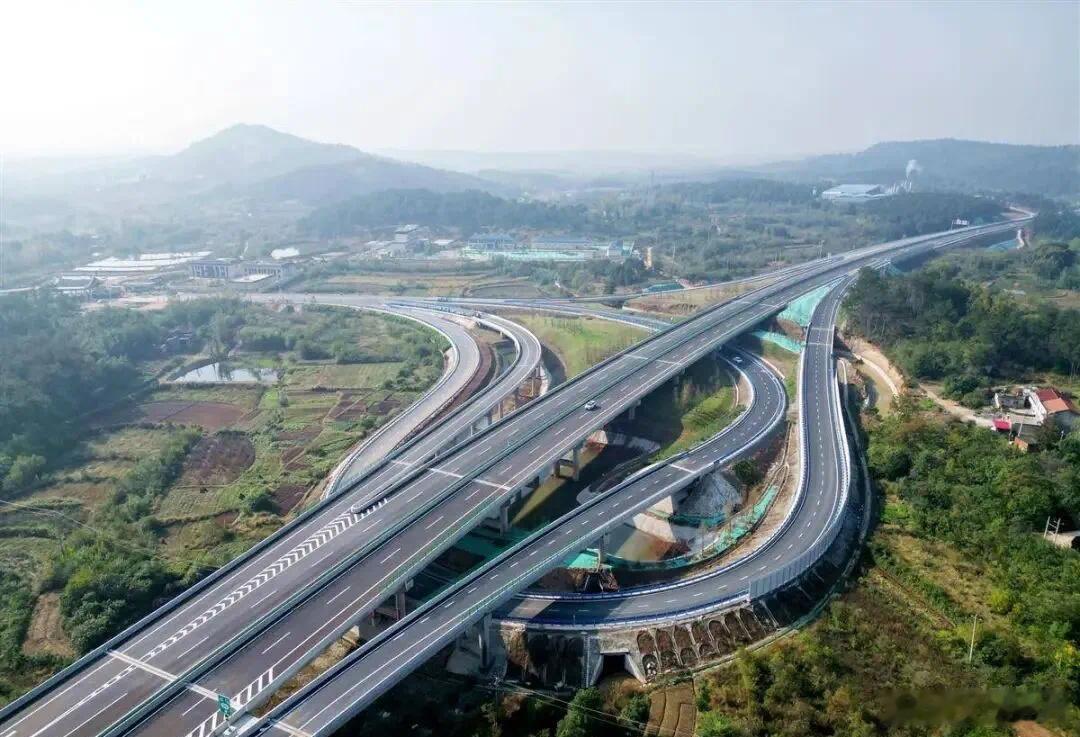 【年底通车！】 11月9日，由湖北交投集团投资建设的随州至信阳高速公路项目通过交