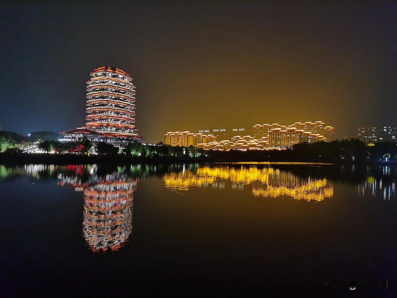 登海岱楼观城市夜景，城市繁华入眼底。
      山东省淄博城市地标性建筑——海