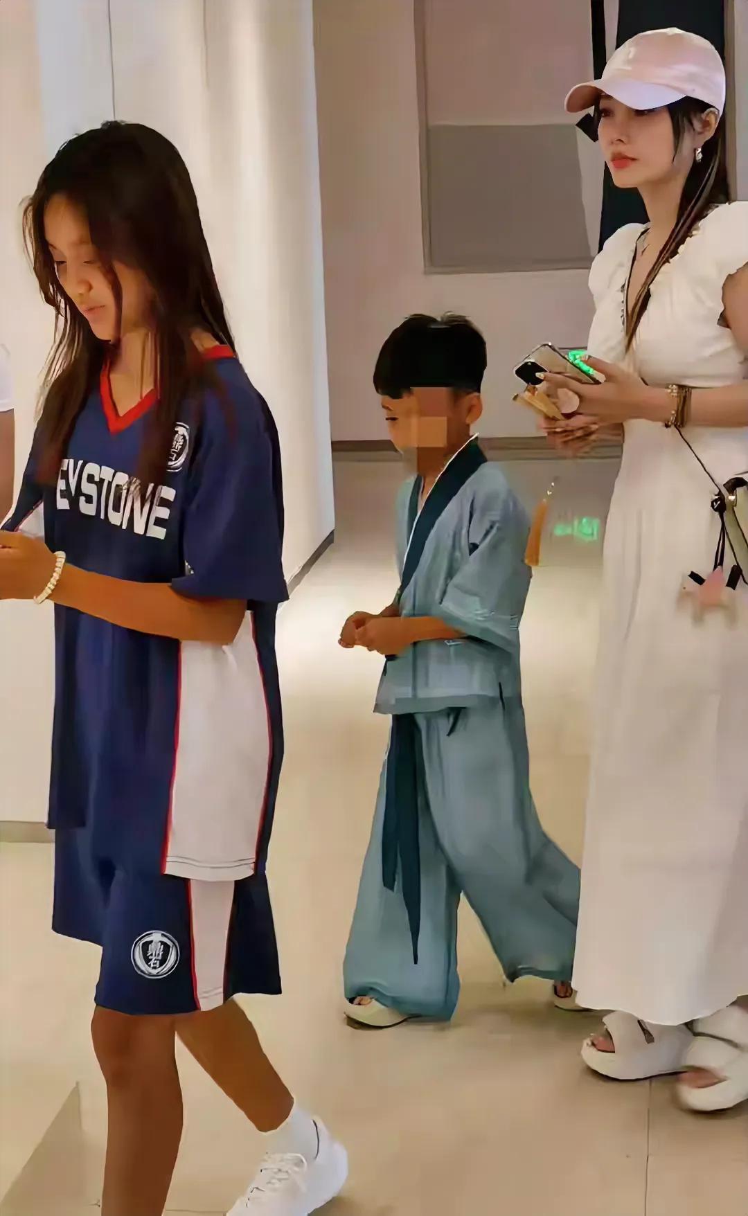 小甜馨长大了，一身健康的小麦色，阳光，帅气。
虽然甜馨是个女孩子，但我还是用了“