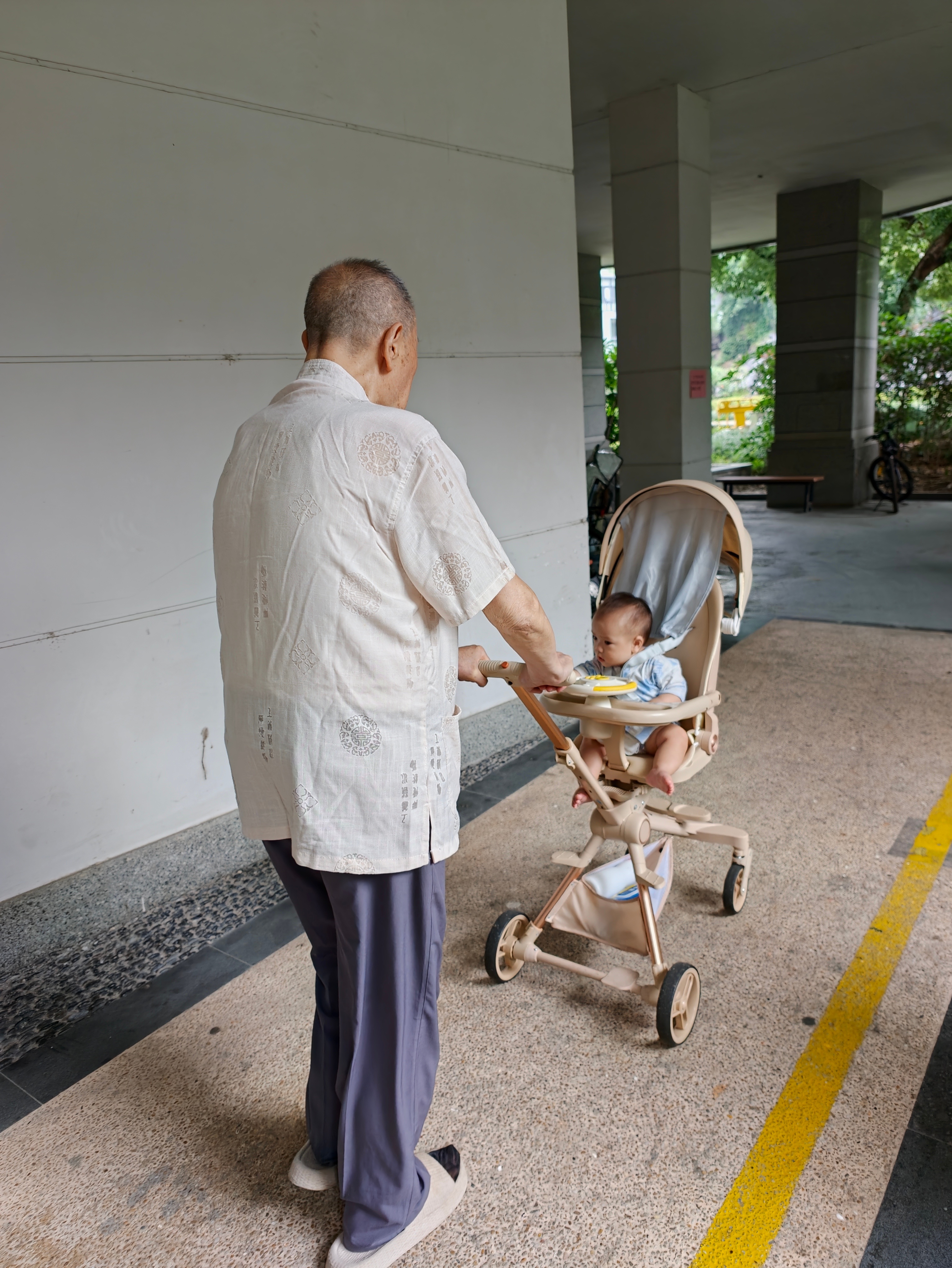 86 岁外公之前在金华反正吃了就睡，也没什么锻炼，我坚持要给他接到杭州来，这不有