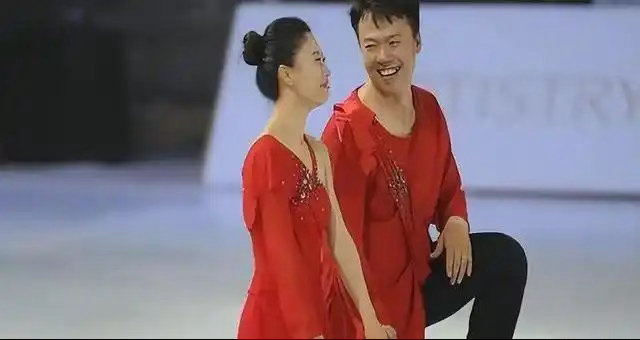 47岁申雪貌美依旧，与丈夫哈工大当教授，女儿承其衣钵 