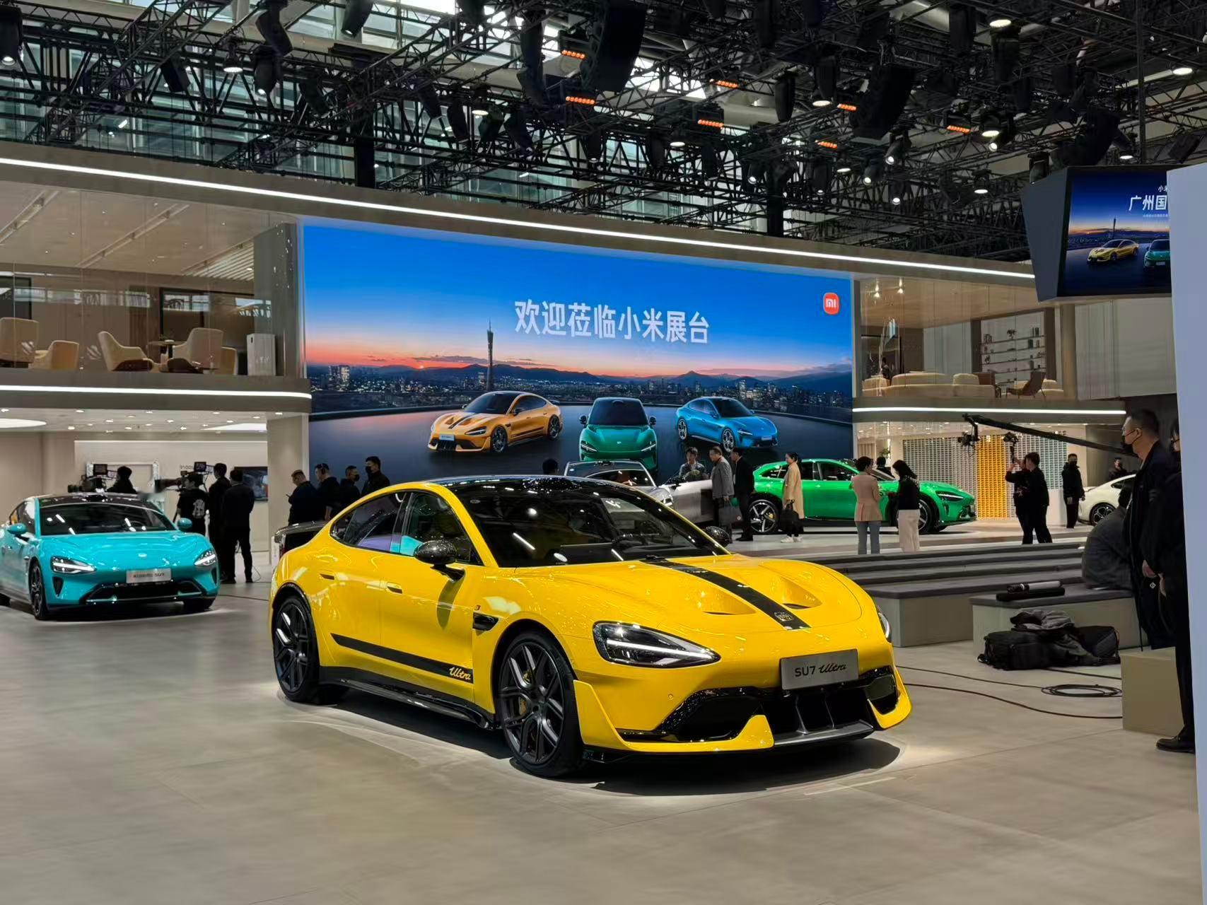 杰哥带你逛车展——小米展台！现场科技氛围真是拉满。这次重磅亮相的是 Xiaomi