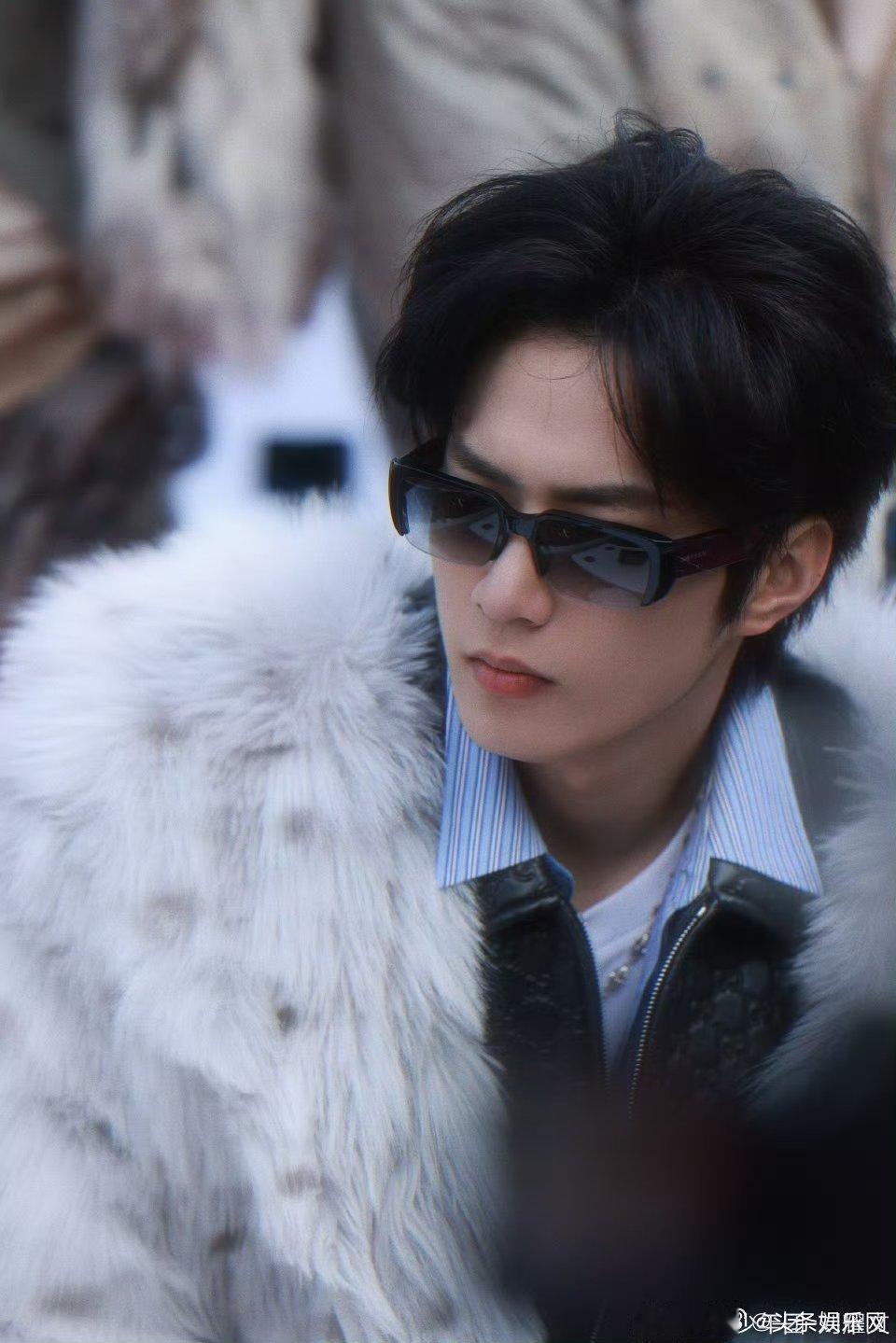 刘耀文乐山晒照 刘耀文晒乐山九宫格