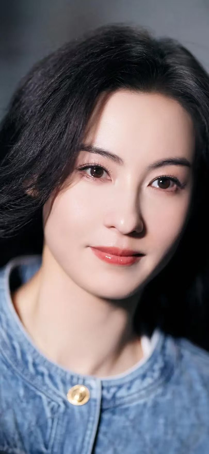 张柏芝宣布以歌手身份回归乐坛 有人说她为什么现在才回来？她回答得潇洒：“不看过去