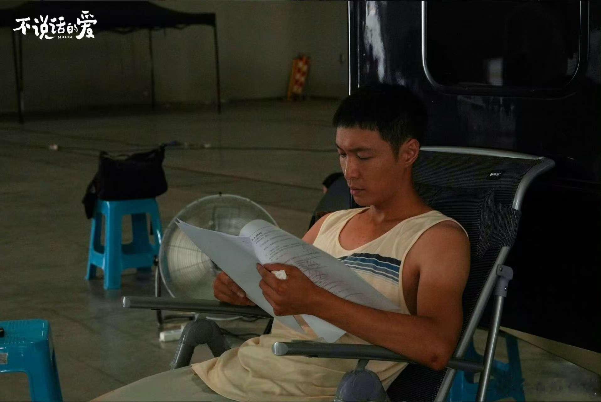 黑皮张艺兴张艺兴白背心look张艺兴白背心look，黑皮肤帅的，[爱慕][爱慕]