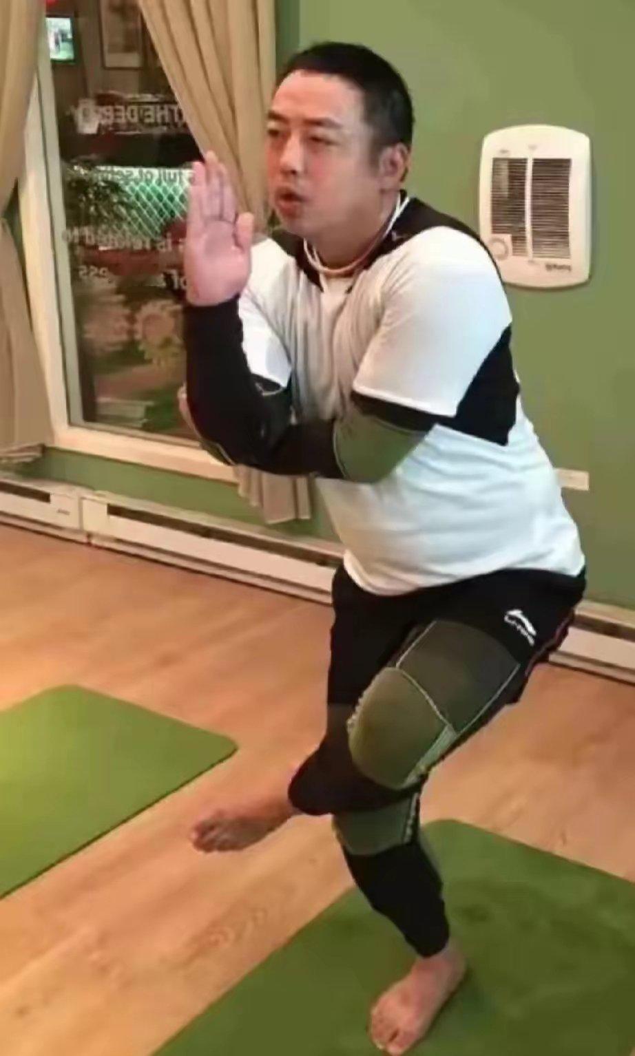 看到这张照片简直要笑不活了这还是那个成天说着嘻嘻哈哈等于自杀！让马龙一见就笑容秒