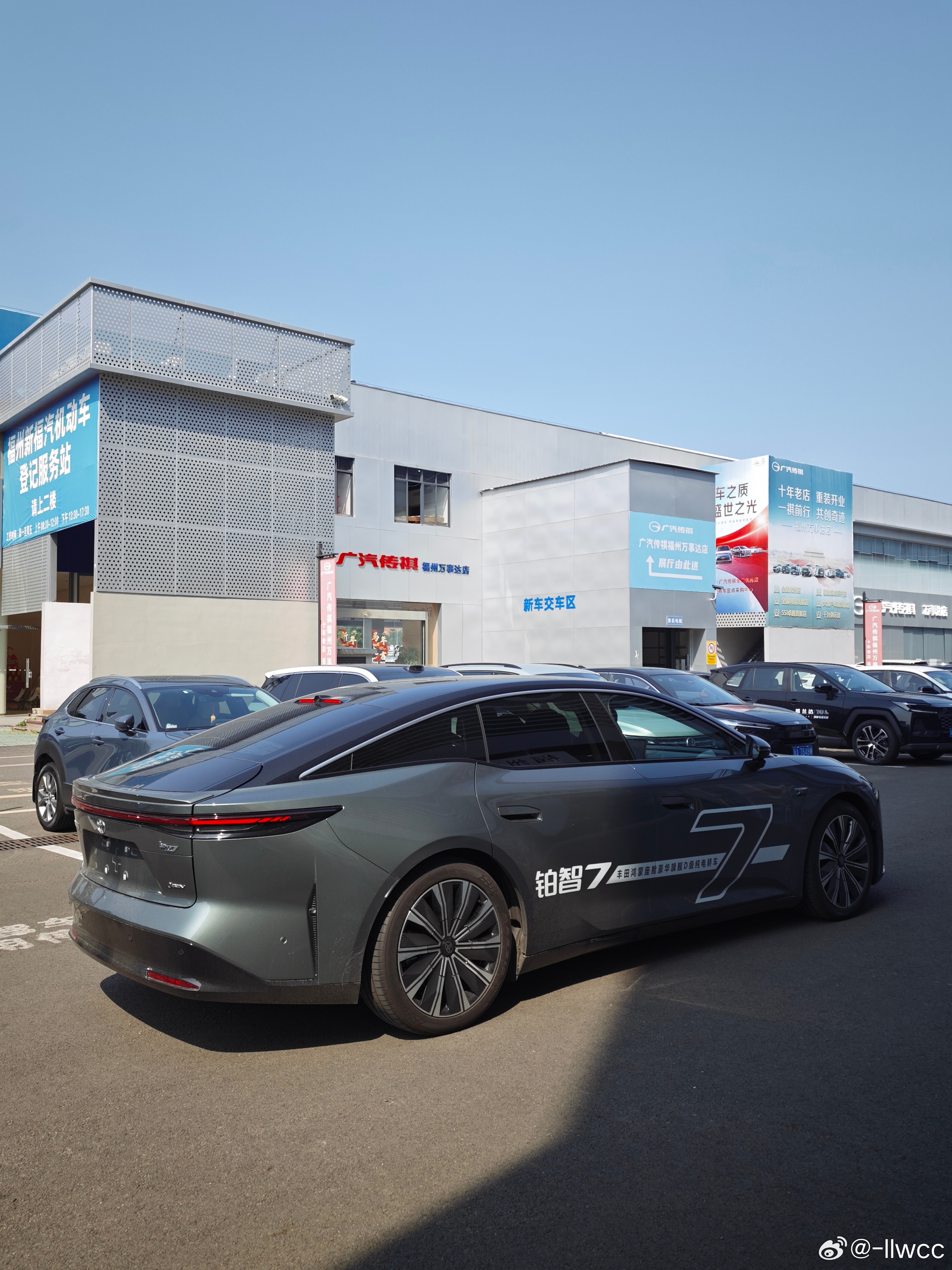 当然，因为问界销售太忙没空带我在约定的时间去另一家店看M6，所以我还是驾驶了铂智