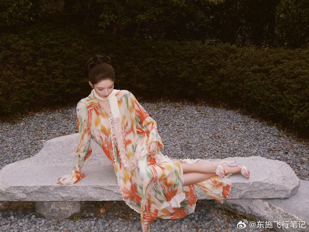 王玉雯东方美王玉雯vogue美成啥了古园秋景遇佳人，王玉雯VOGUE大片，五彩晕
