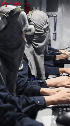 海军官兵实战演练，这头上戴着的面罩可不简单，它的专业名称叫“防闪光面罩”，其作用