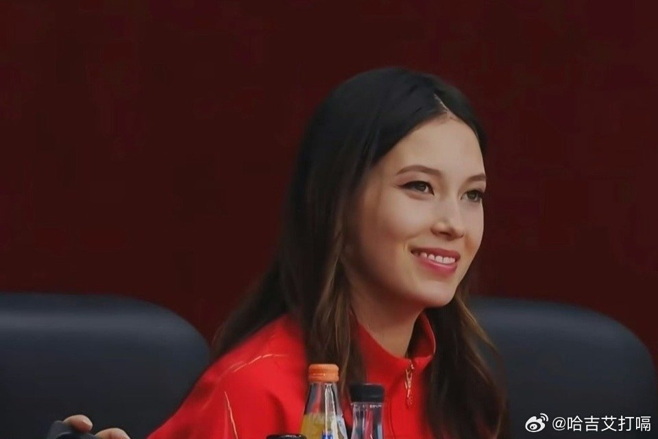 凤凰新闻【当中国人真好！谷爱凌享受北京生活：现身德云社听相声 终于又吃上饺子】北