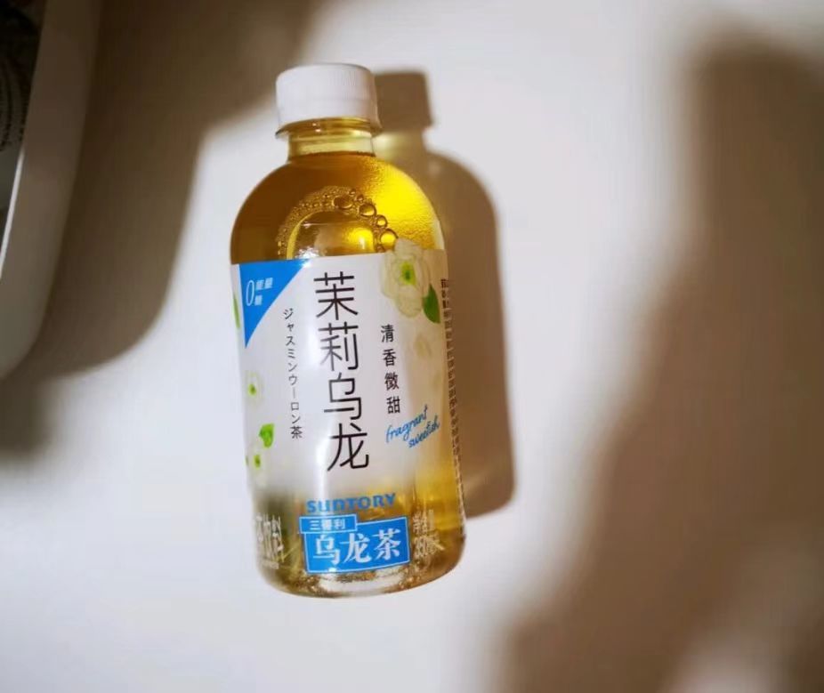 瓶中藏茶韵✨三得利茉莉乌龙演绎中式轻饮美学将黄金桂乌龙与茉莉花的窨制匠心凝于一瓶