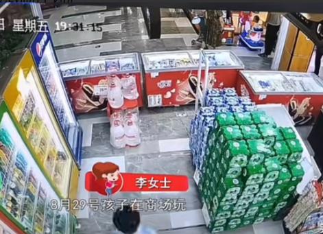 山东青岛，一男童在超市玩耍的时候，不慎被电线给绊倒了，事后男童就离开了超市，结果