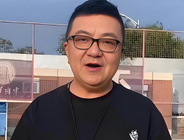 六年情分，三天撕完。董路在微博发了千字长文，正式跟孙臣曦一家切割。从2017到2