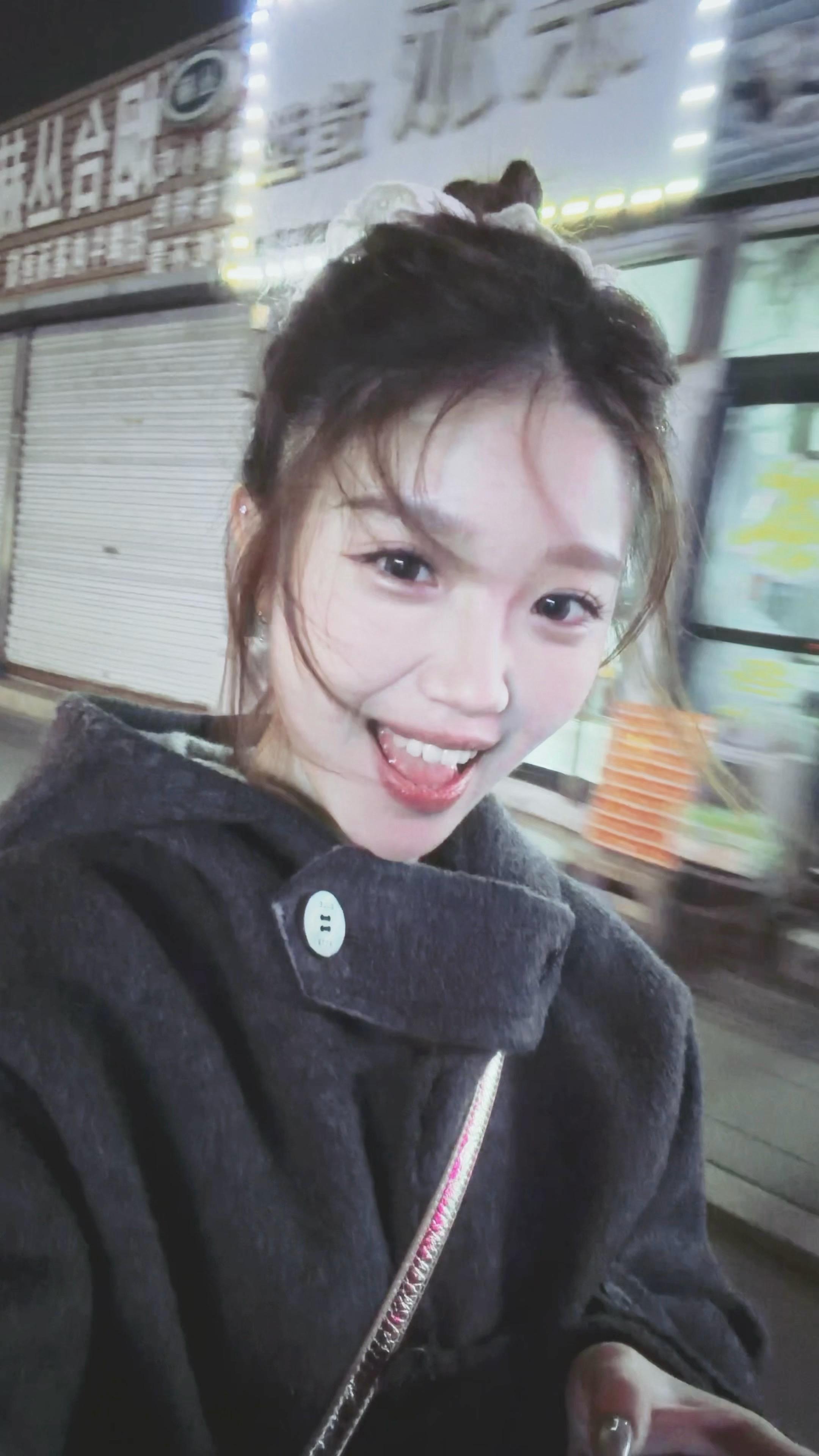 我的少女时代是一直笑笑笑笑笑笑 我想装作一个端庄矜持的女孩子 见到朋友...