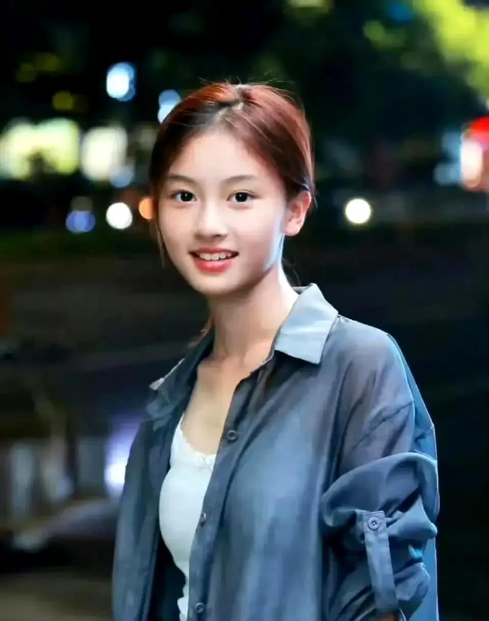 神似张柏芝的素颜美女七七出道！
15岁素人女孩赵钰琪（昵称七七）因神似张柏芝的颜