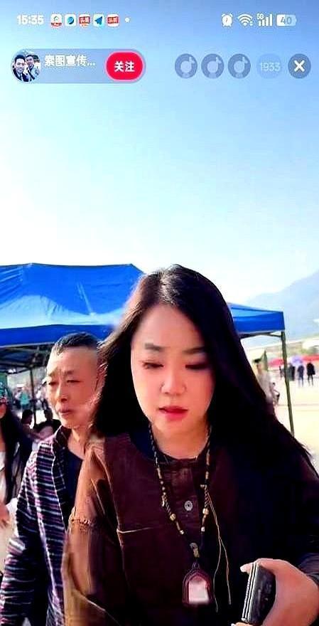 车站前粉丝哭到脱妆，创始人电话里已经在聊下一个艺人的价格。
这是奉节，一个眼泪刚