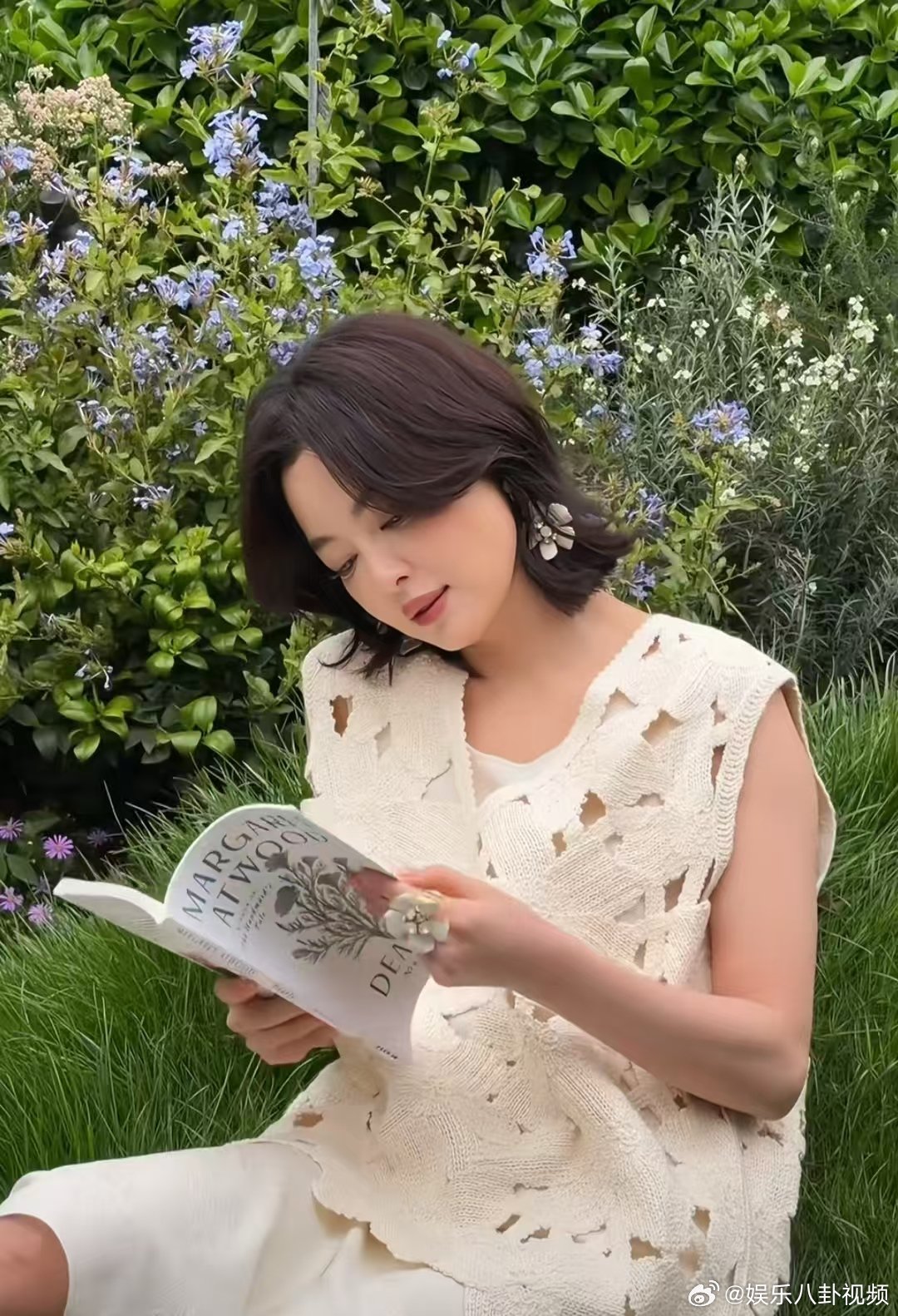 辛芷蕾拿书摆拍笑场 辛芷蕾活动拍摄，看到工作人员递的书就笑场了哈哈哈哈~辛芷蕾看