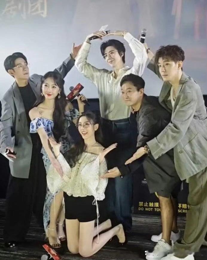 太不尊重女演员了，为什么要让女演员跪下！这样的行为到底是为了迎合谁的恶趣味，不觉