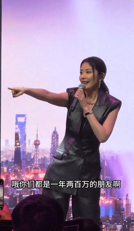 同志们，如果你是恒隆年消费200万++的vip客户，是有幸看到恒隆请陈慧琳表演，