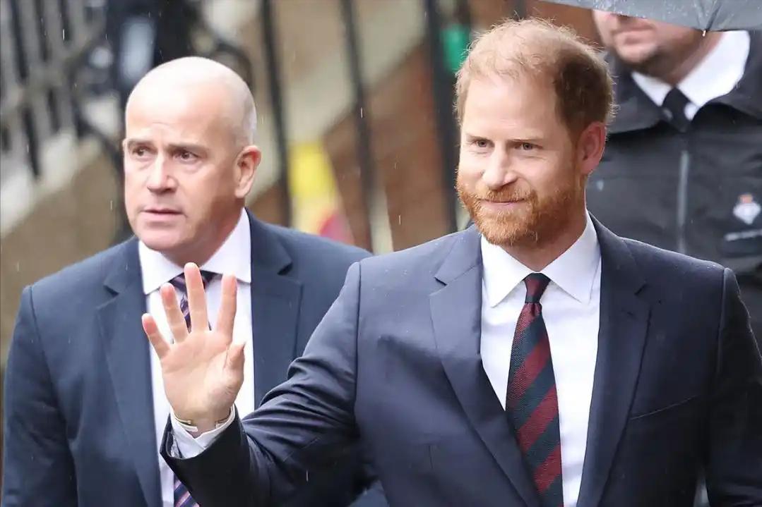 2026哈里梅根首个消息[大笑]
梅根的父亲令她消停（烦恼）了一个月，
哈里马不