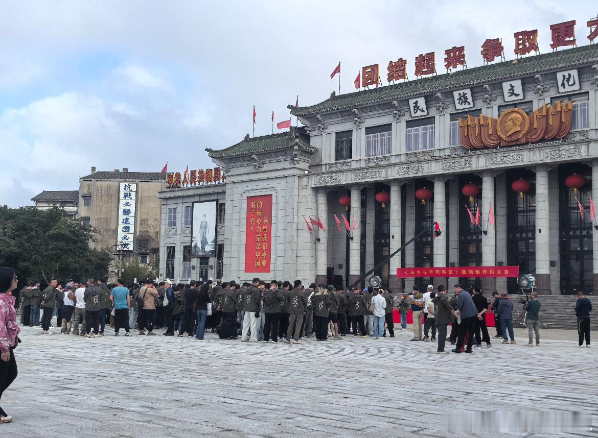 杨紫玉兰花开君再来开机现场图 杨紫《玉兰花开君再来》开机现场布景路透，场面好宏大