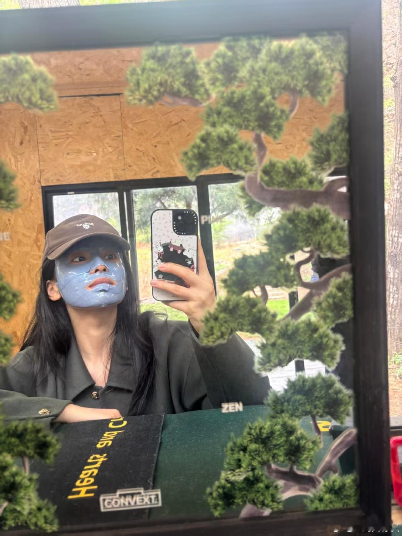 张婧仪新鲜事分享张婧仪蓝面膜自拍张婧仪蓝面膜自拍，新鲜事分享来了[送花花][送花