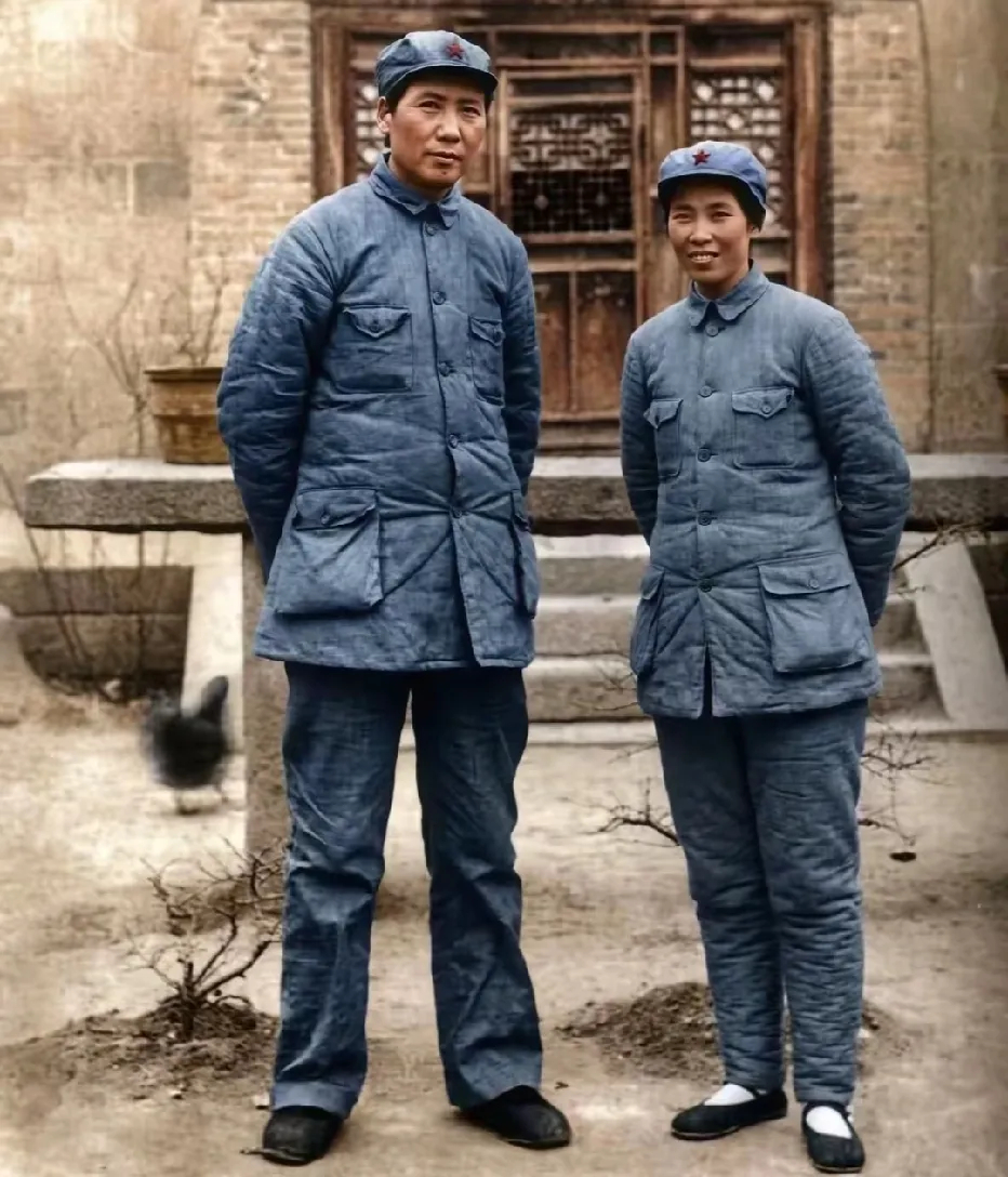长征胜利到达陕北后，毛主席与贺子珍在延安窑洞前的留影。 