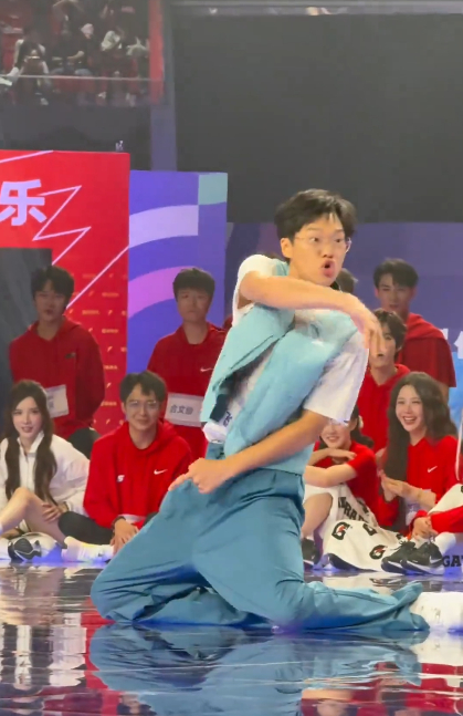 疑似李飞驯服四肢视频流出 妈呀这视频看得我笑不活了！李飞这四肢跟刚组装好似的，每