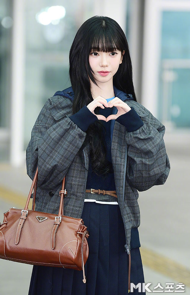 【naver综合】16日上午，aespa Karina为出席米兰举行的Prada