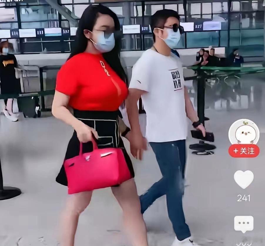 160斤，玫红色紧身衣，冉莹颖又把自己穿成了靶子那些在机场拍的照片儿里, 有她,