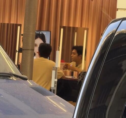 李佳琦一边讲课黄晓明一边掏钱 哈哈哈！黄晓明这反应就是我本人没错了！没人能抵挡得