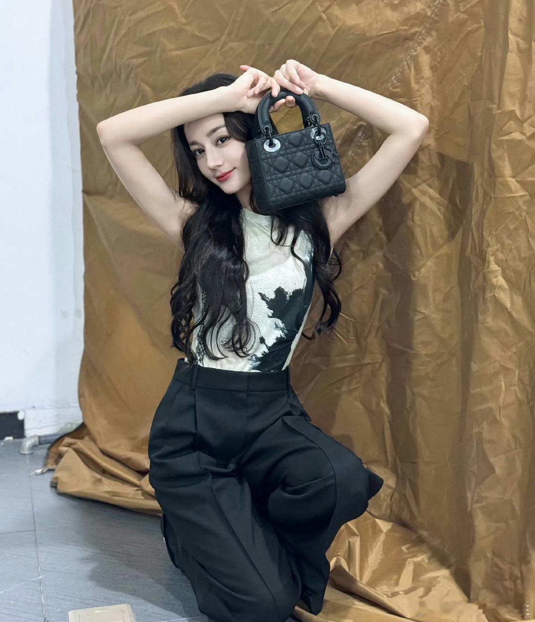 谁能想到这只是花絮[doge]迪丽热巴小姐姐你有点东西~#迪丽热巴[超话]# ​