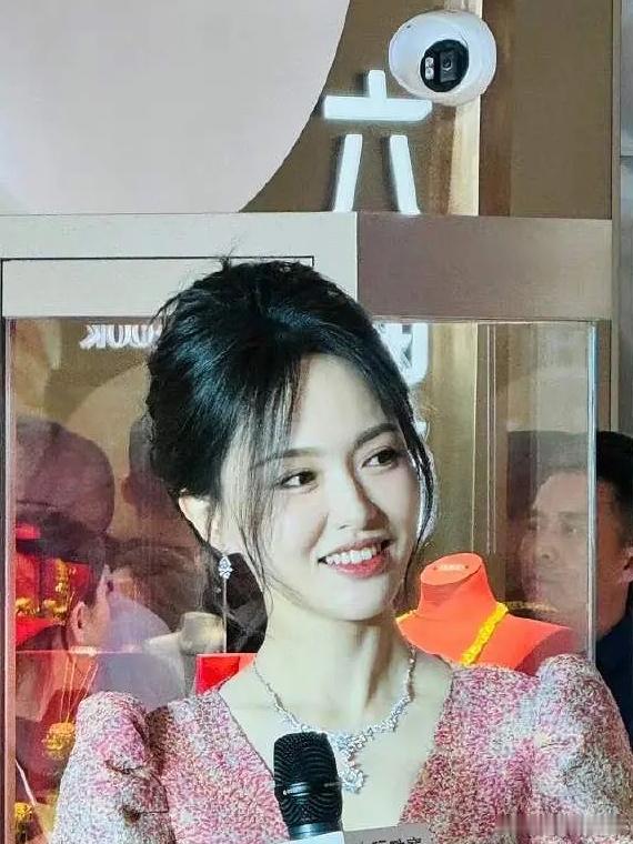 #唐嫣活动生图# 有一种翩若惊鸿的美感，梦回【诛仙】时期的唐嫣。 ​​​