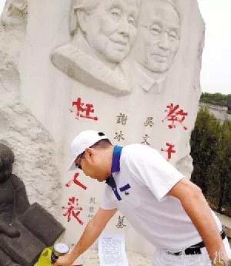 1997年，冰心长子趁妻子出国，把20岁的小女友带回家过 夜 。后来，为了分割房