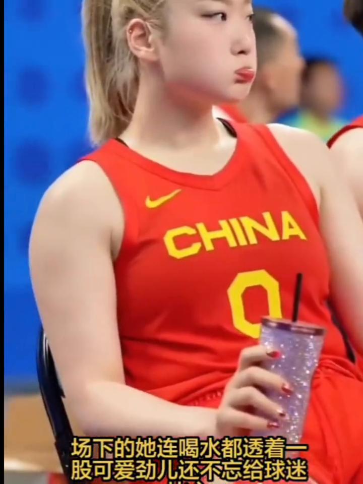 场下连喝水都带着点可爱劲，还特意给球迷比了个心，这谁能扛得住？
场上的她是让对手