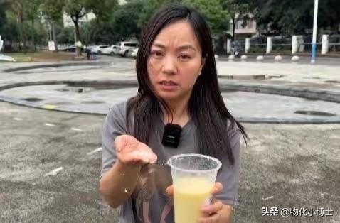 一杯看似营养丰富的鲜榨玉米汁，两个四岁孩童大口喝下肚，家长却在杯底发现了令人毛骨