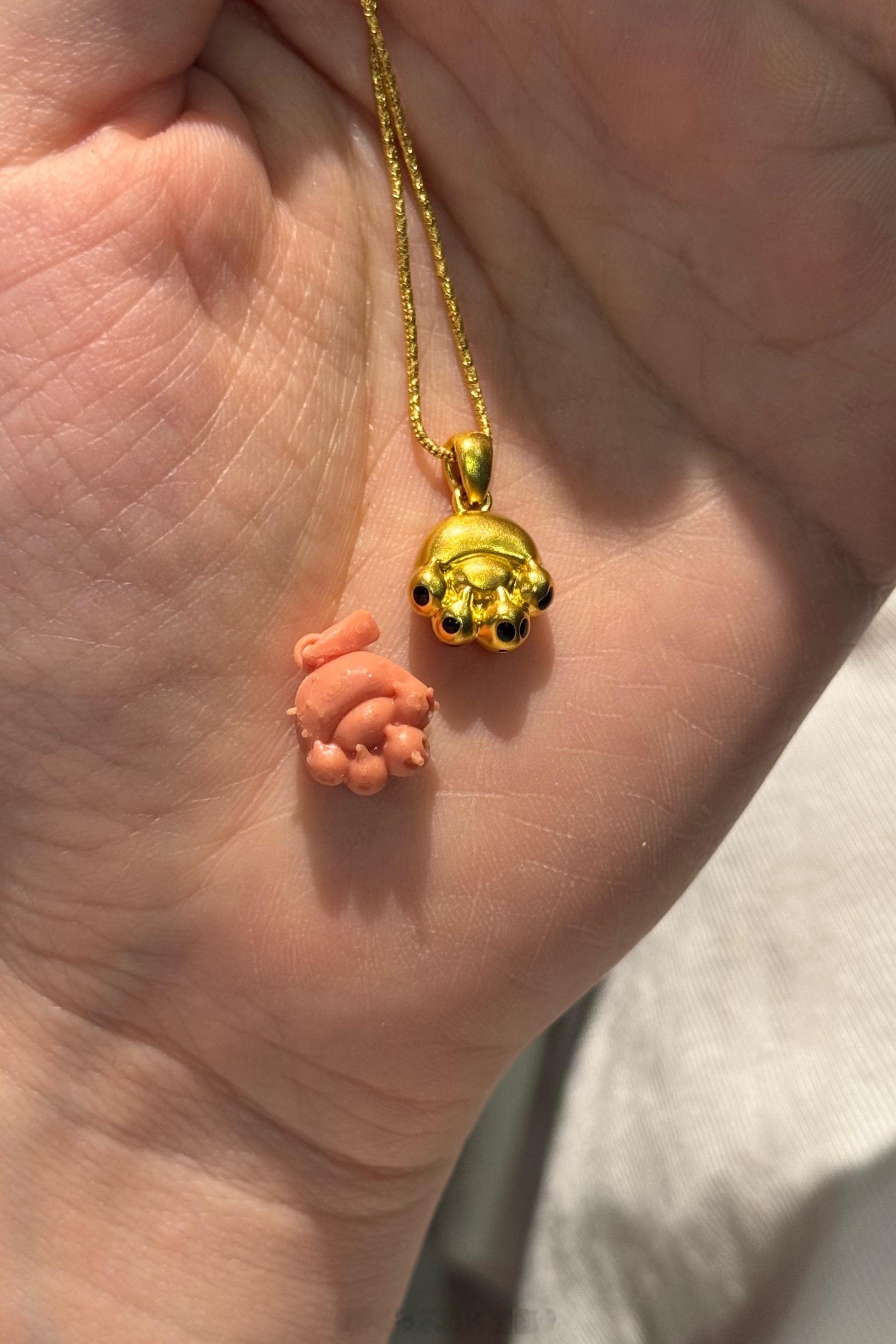 看咱们的小豹爪里面，肉垫垫是一个金元宝样品做的不够鼓，12号就上新了我又在改版，