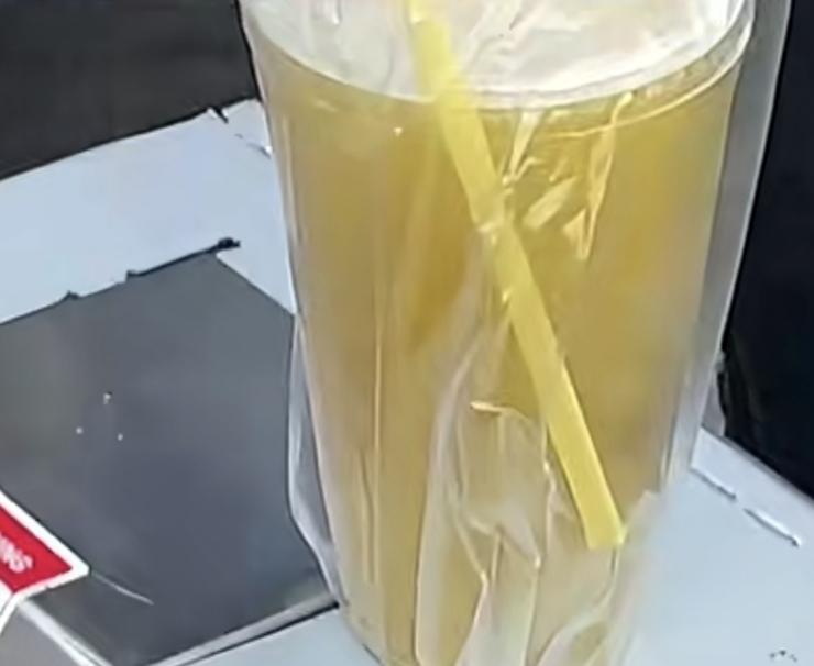 我也在怀疑是不是老板的套路
一根到底能榨多少汁？
女子买甘蔗汁质疑老板有套路：“