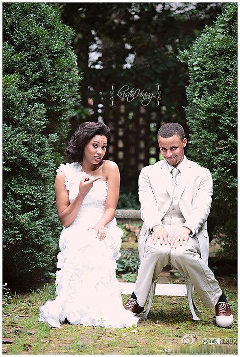 外界认一直认为库里的妻子配不上他。并且觉得这两个人夫妻关系不是很好的，在库里的自