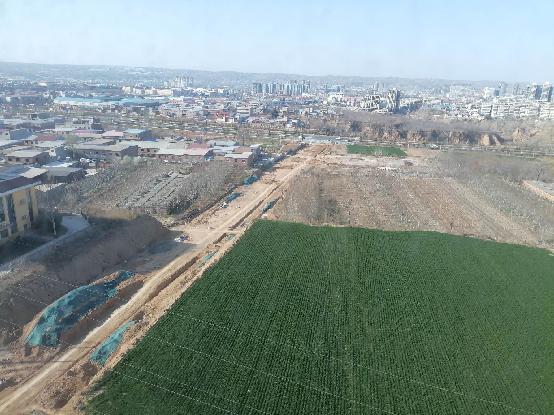 《长丰路！》      紧挨里沟裕和苑的长丰路，是一条市政道路，本计划...