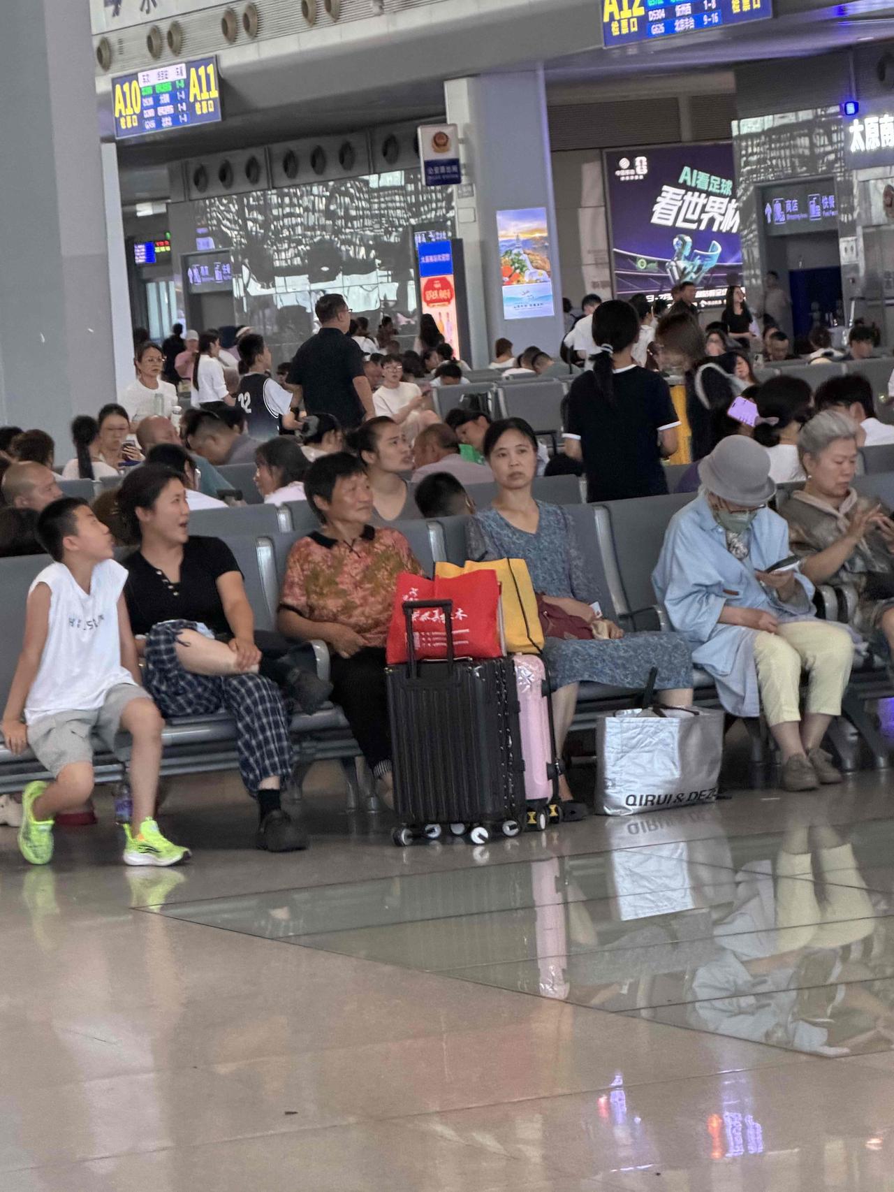 今天下午4点，我在山西太原南站，等待乘坐开往西安的D 2525次动车。
今天，太
