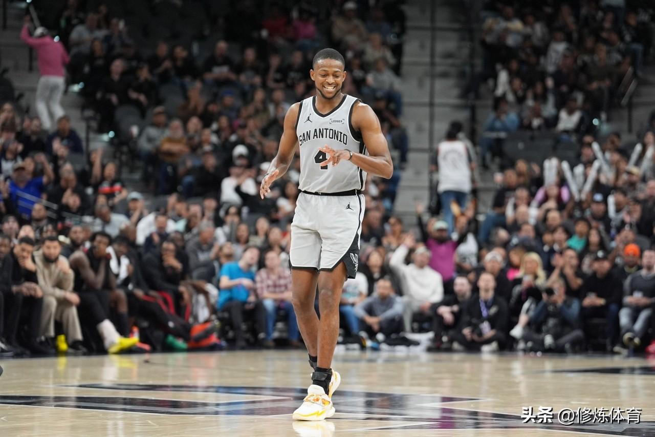 福克斯加入马刺是真开心，不仅拿到了大合同，还打进了季后赛！

1、福克斯上赛季中