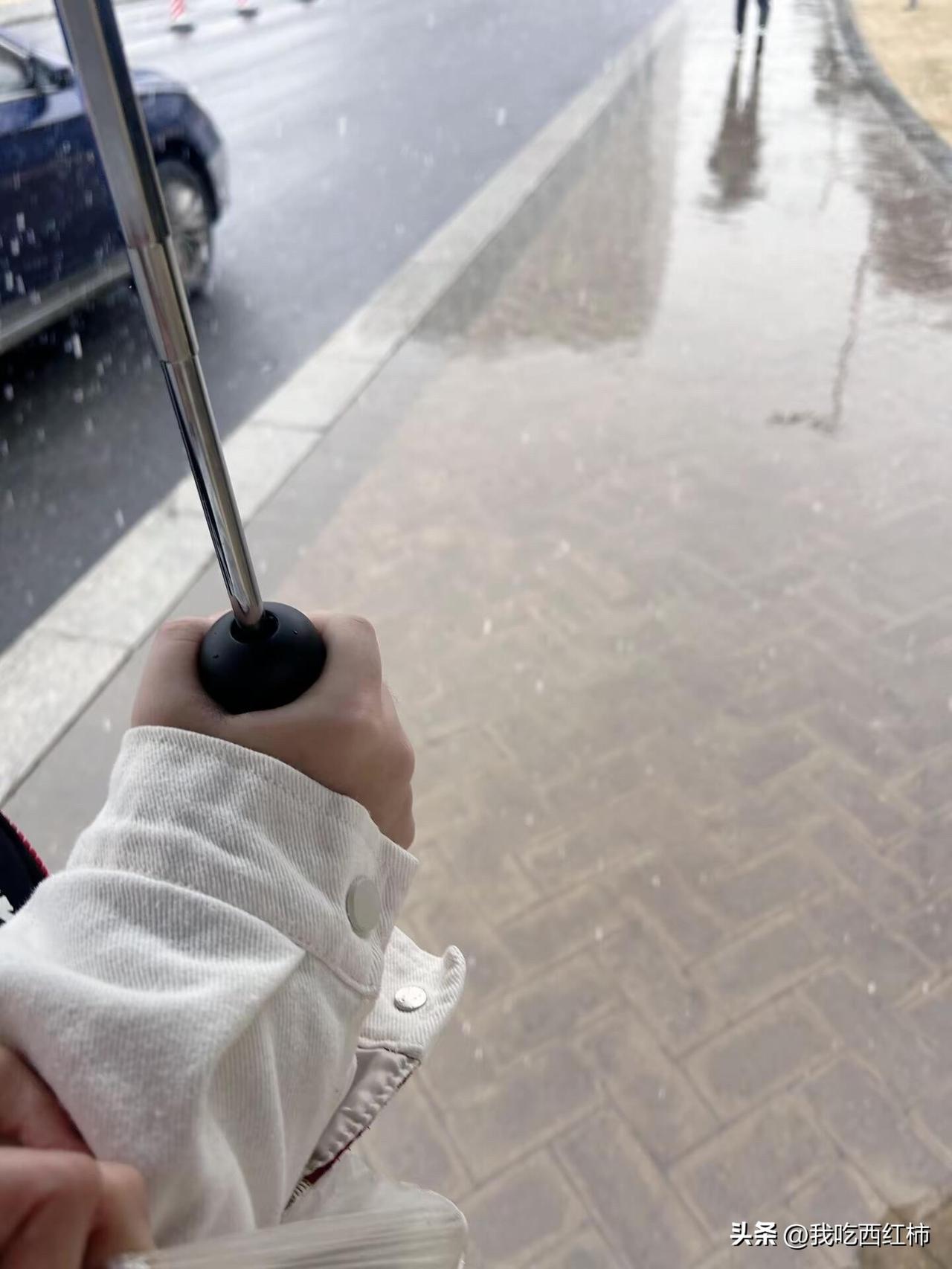 和现任男友在一起时 我偶尔会想起前任
不是源于我还留恋 而是想到人和人竟然真的可